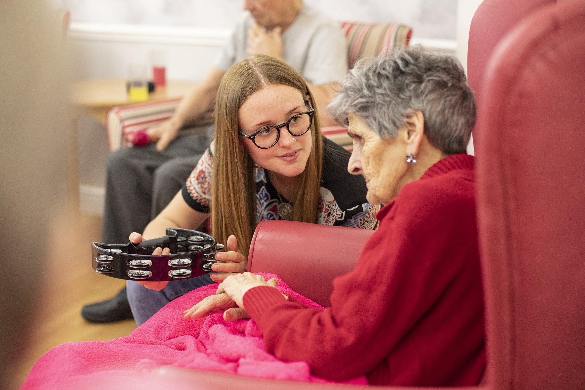 Volunteer talking with a lady with dementia